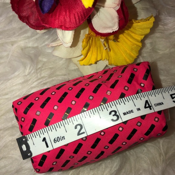 🌺Chanel cosmetic bag🌺 - Picture 4 of 9